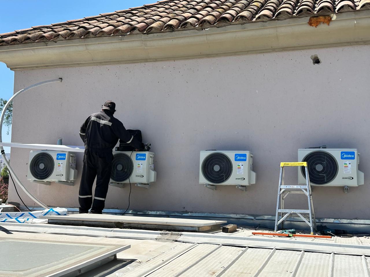 Equipo técnico de Roch's realizando una instalación